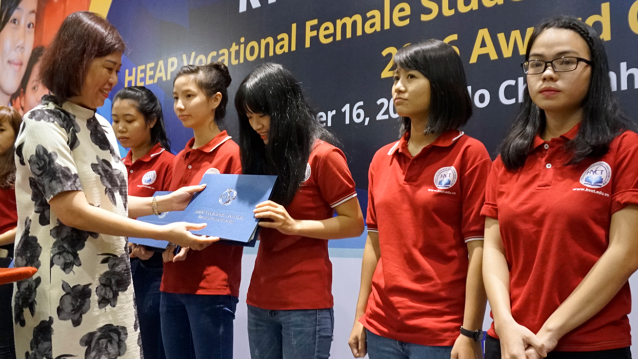 women-lined-up-to-receive-award-on-stage