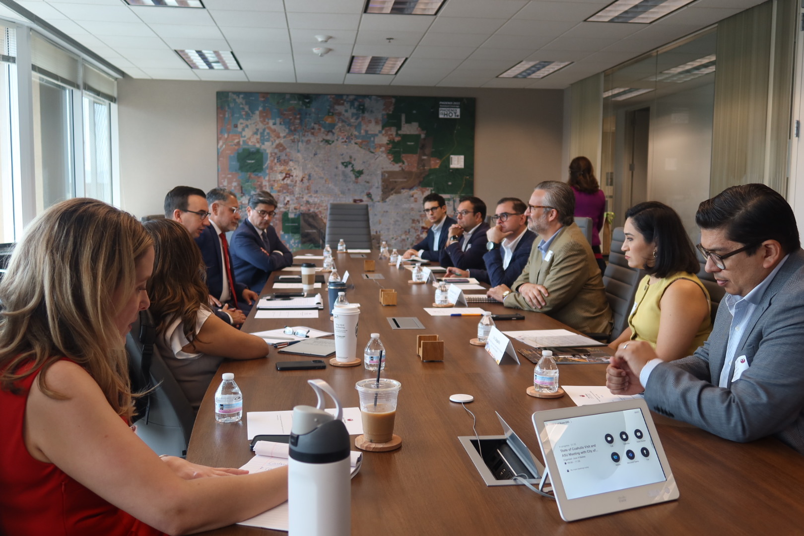 [The Coahuila delegation meets with representatives from the City of Phoenix, Phoenix Sister Cities, Phoenix Sky Harbor International Airport and the Consulate General of Mexico during a working session in Phoenix.]
